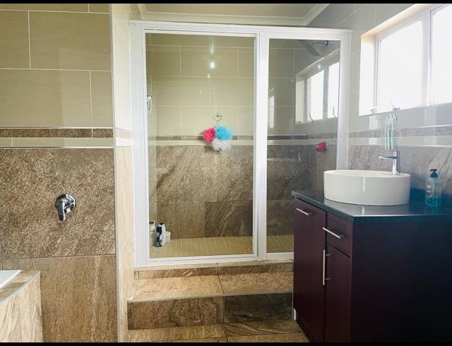 5 BEDROOM HOUSE FOR SALE IN BLUFF